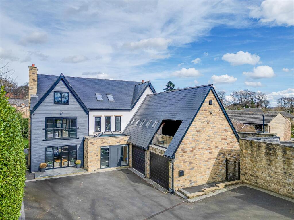 The Poplar, Externals (5).jpg