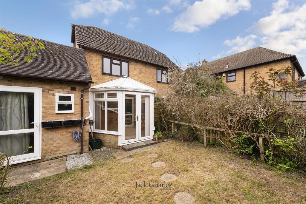 8 Maltings Close, TN11 0DY 013.jpg