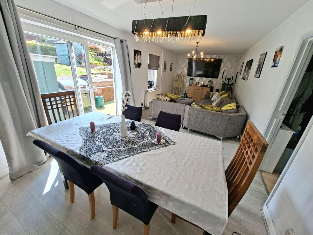 LOUNGE/ DINING ROOM