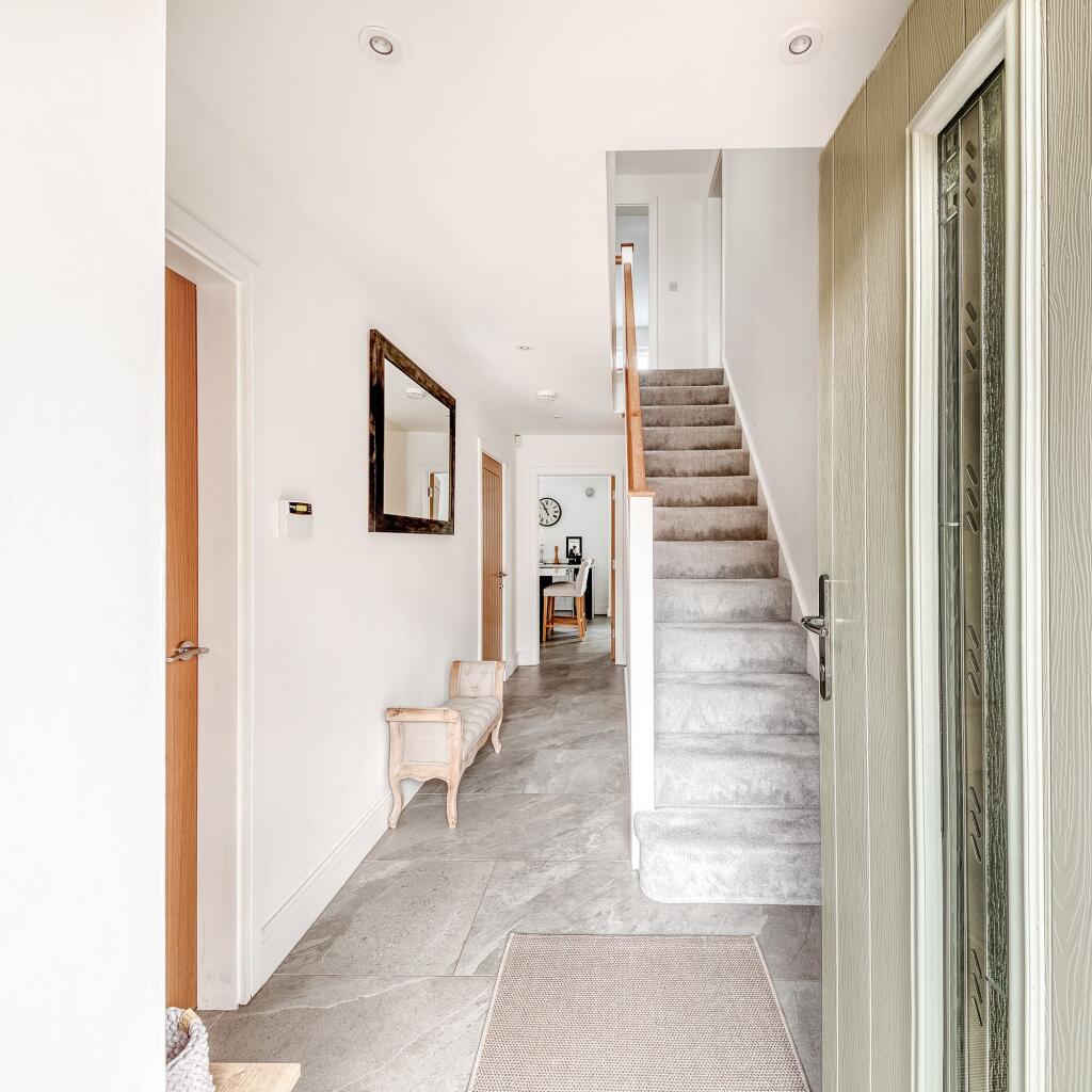 Entrance hall/stairs