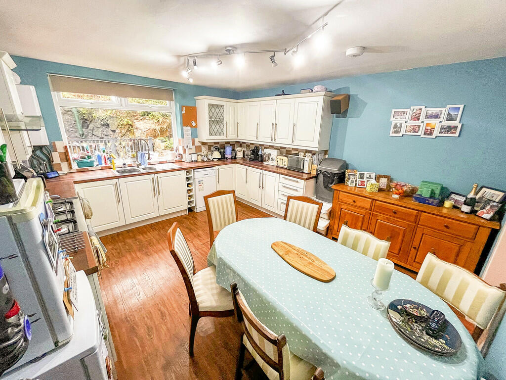 14_Kitchen_3_edit...