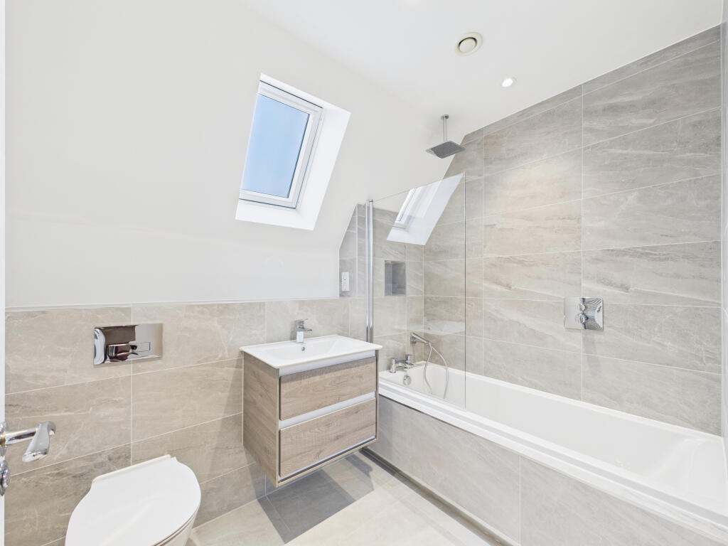 CAM01354G0-PR0620-STILL009