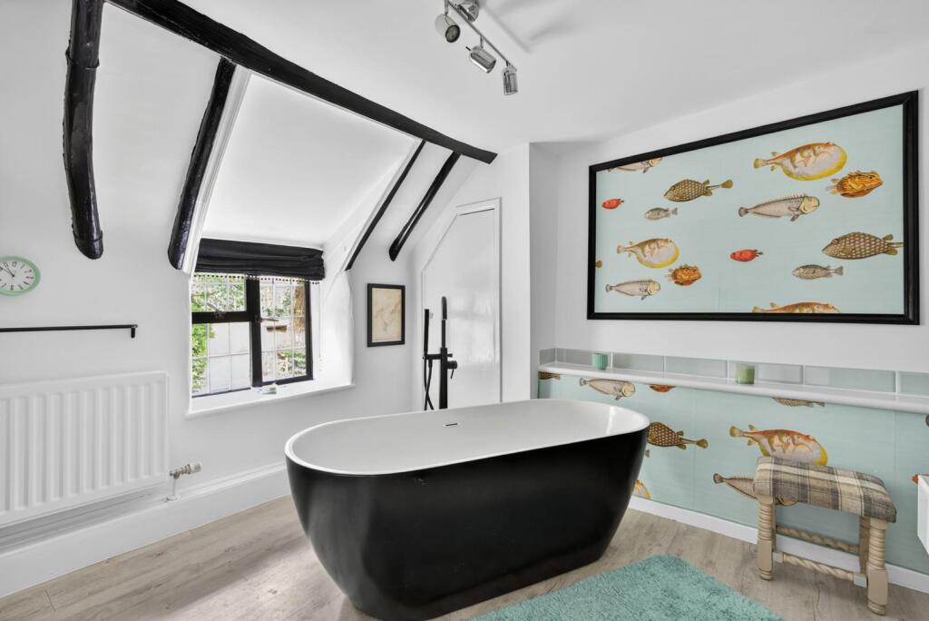 LUXURIOULSLY APPOINTED PRINCIPAL BATHROOM.jpg