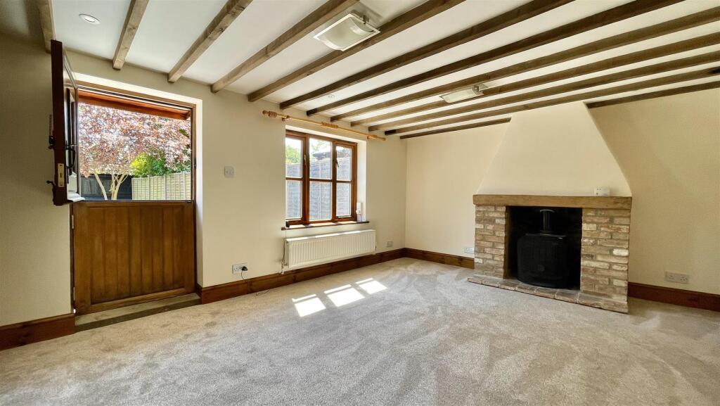 Living room 2.jpg