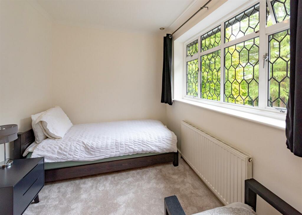 The Squirrels, 27 Stourbridge Road-bed5.jpg