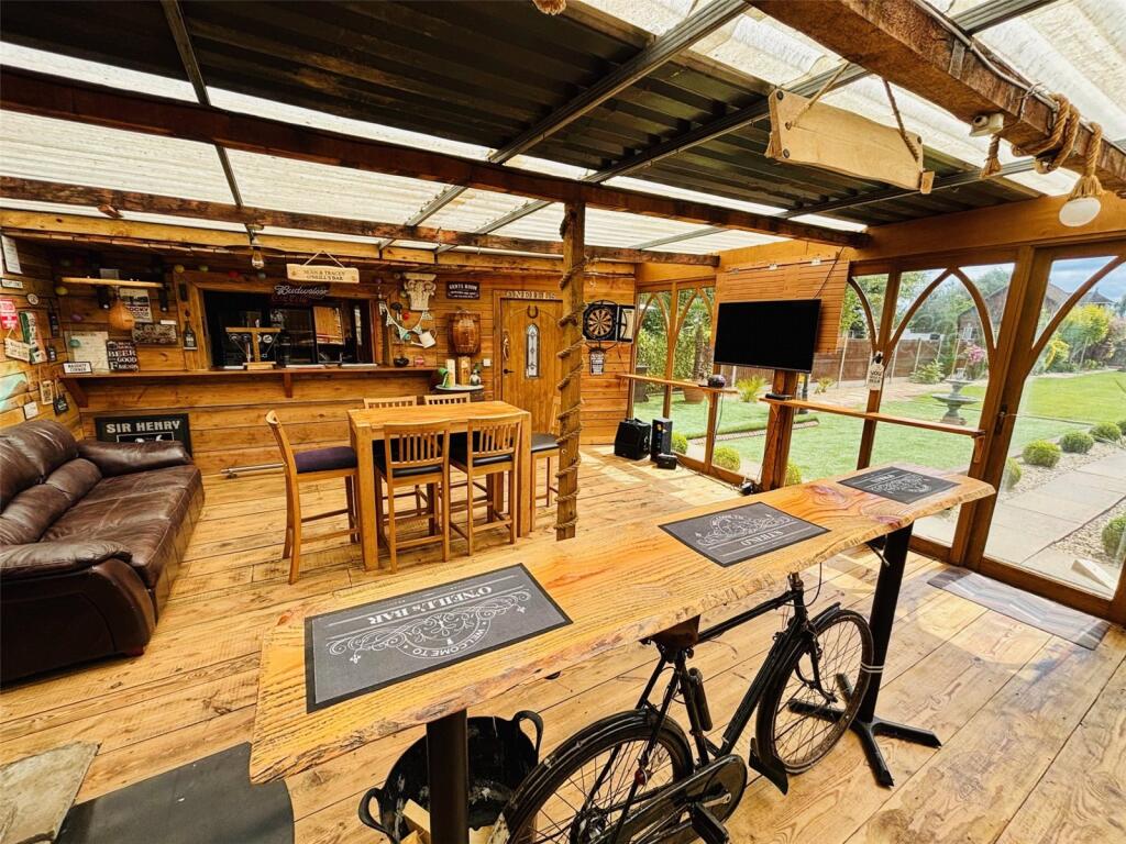 Entertainment /Bar