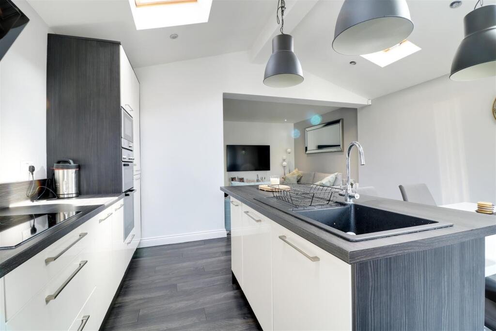 MAIN KITCHEN DINER measuring