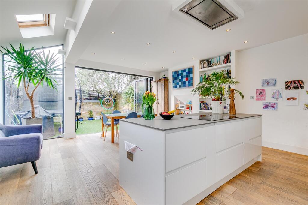 Ivy Crescent, W4 - TO LET