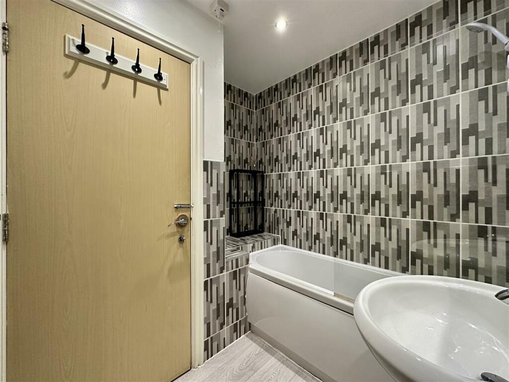 Family Bathroom Aspect 2