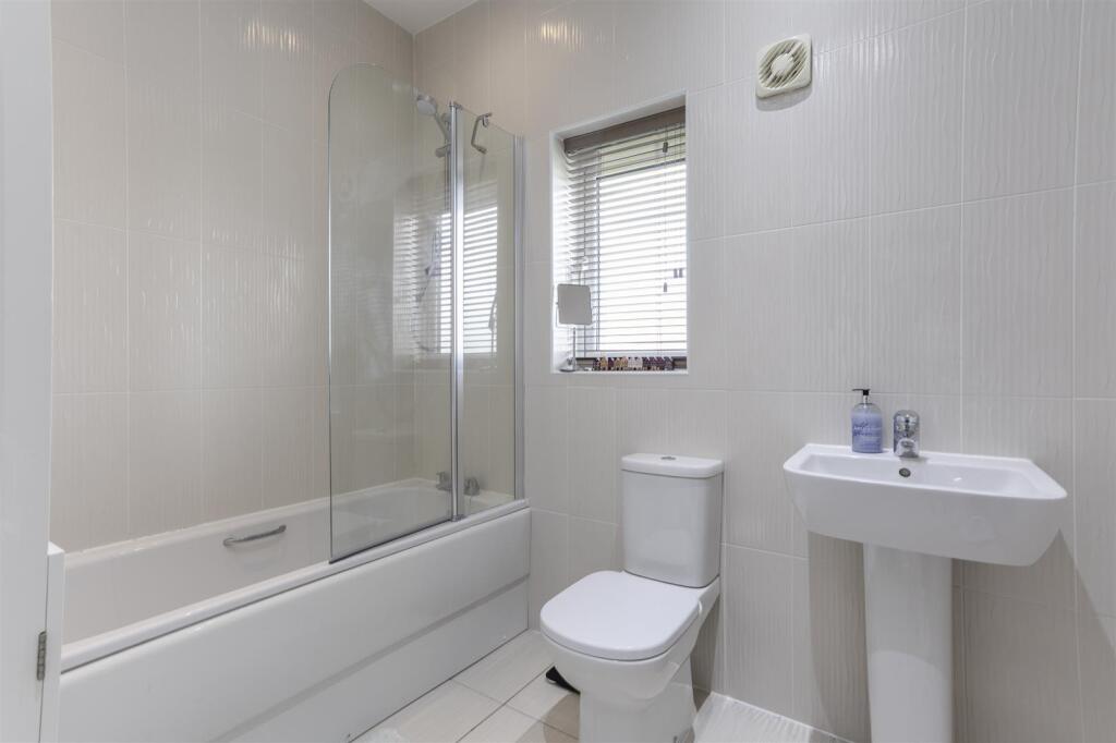 7_Driffield Avenue_1.jpg
