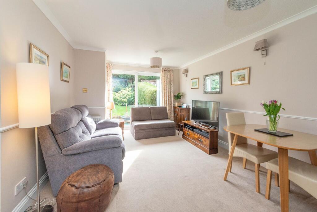 SITTING/DINING ROOM
