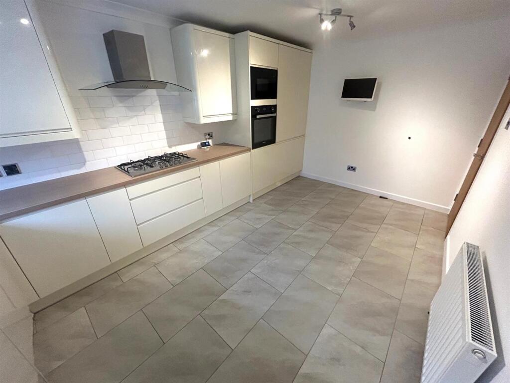 kitchen 2.jpg