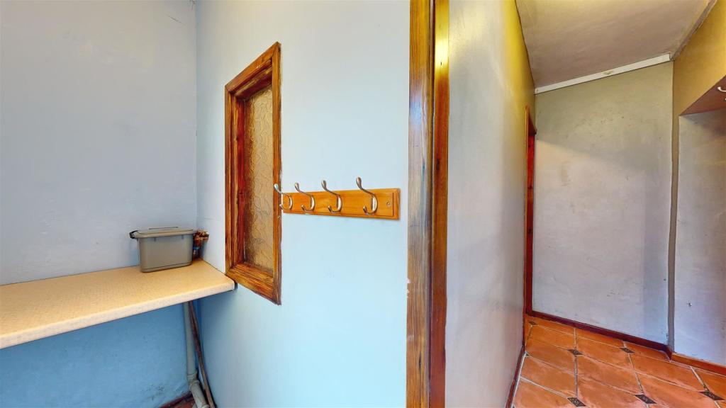 'L' SHAPED REAR HALL/UTILITY AREA