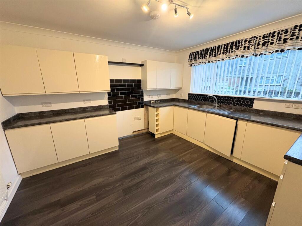 Kitchen a (edit).jpg