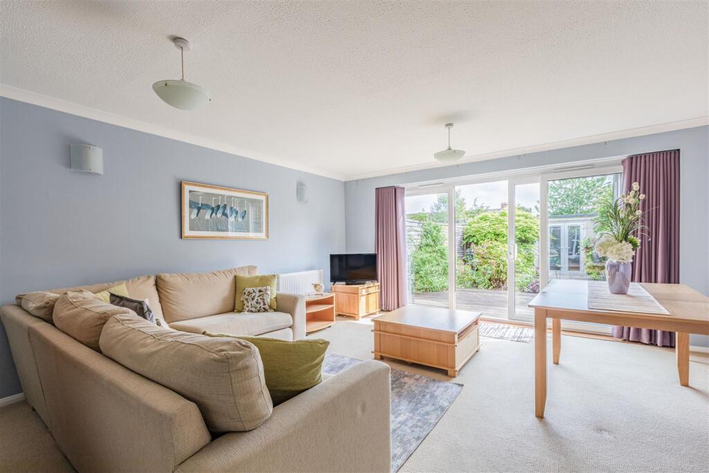 6 York Close, KT14 7HW - 10.jpg