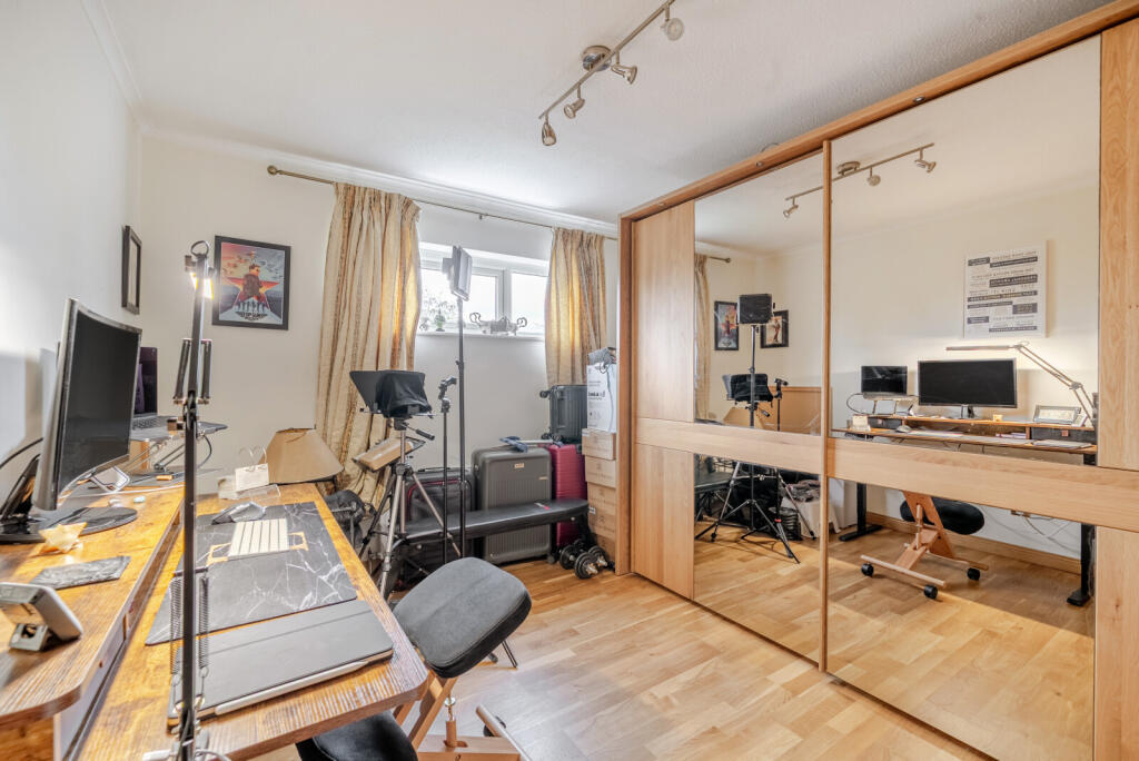 1382695-6-691f338...