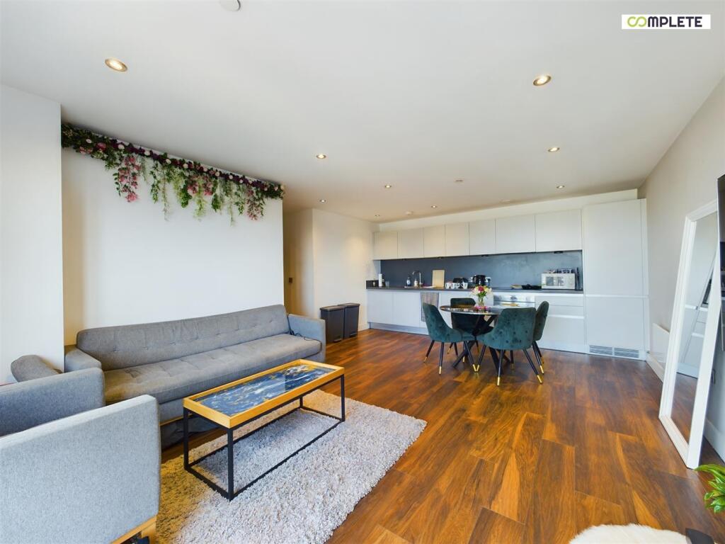 CAM01231G0-PR0080-STILL006