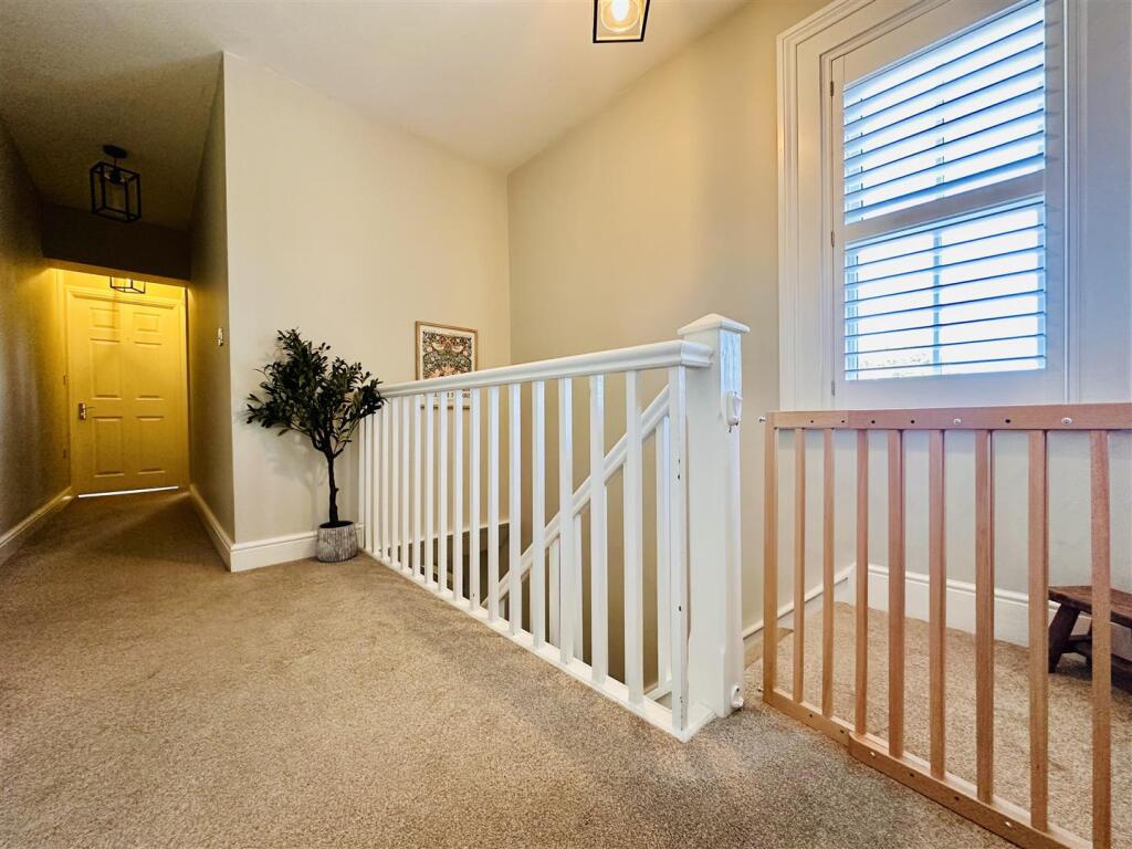 FIRST FLOOR LANDING