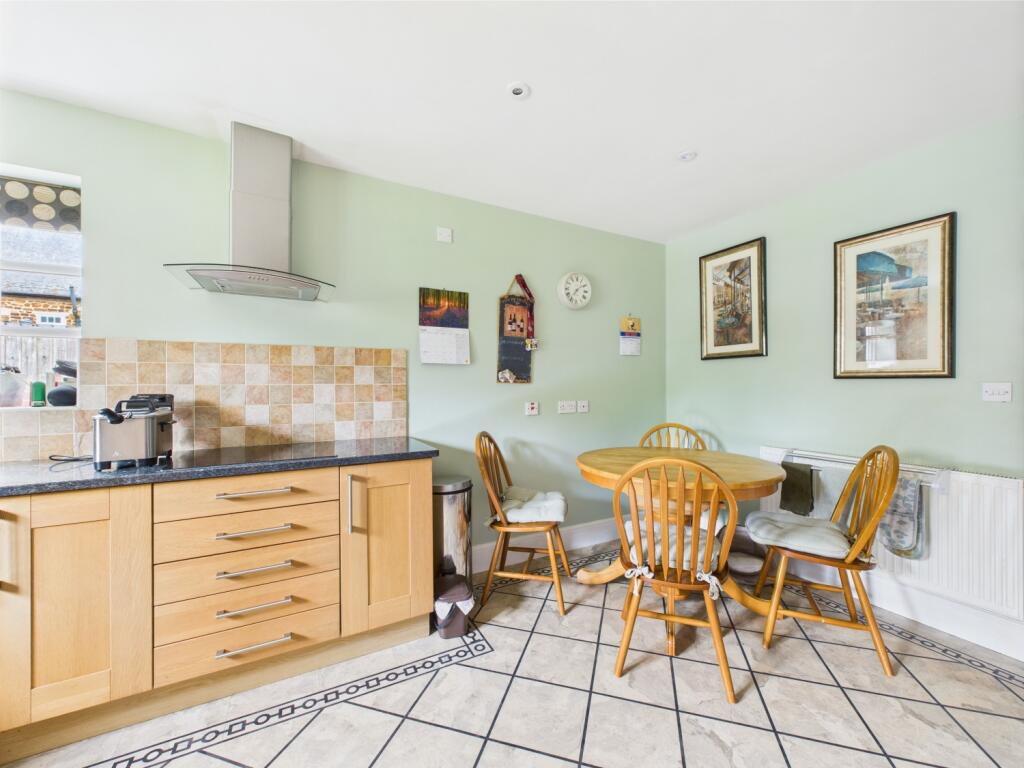 8. CAM04922G0-PR0024-STILL013