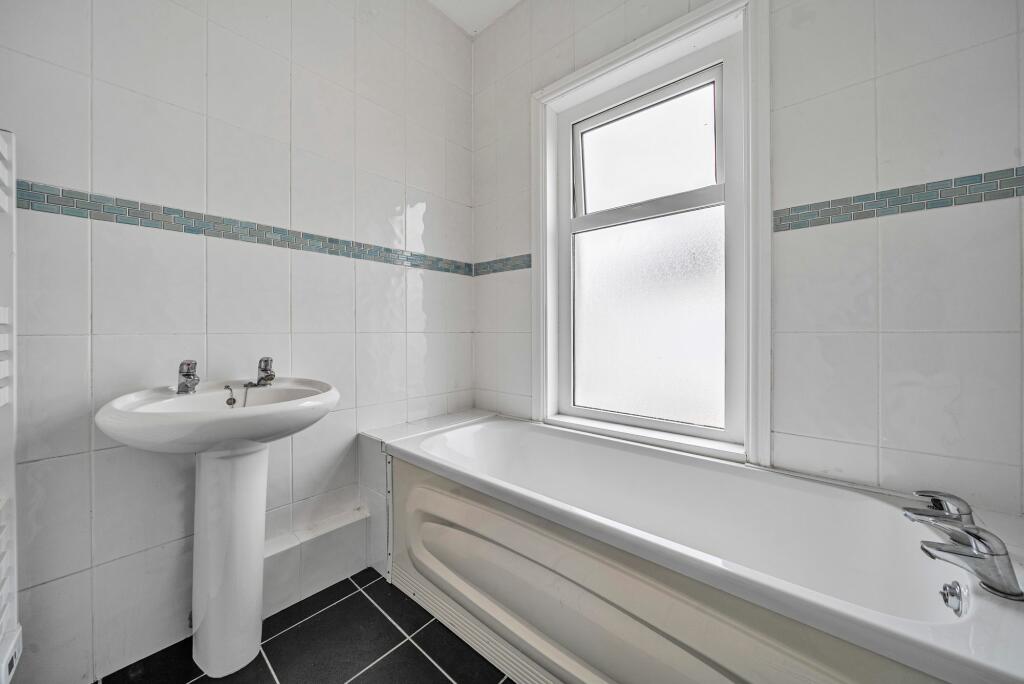 Bathroom  W.C (2)