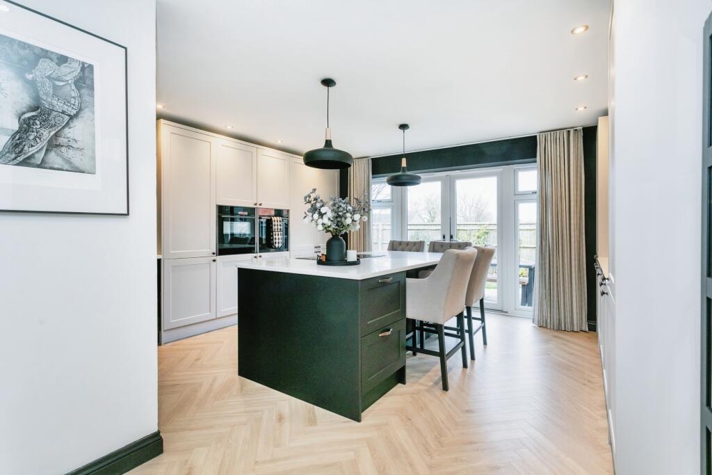 Kitchen Breakfast Bar