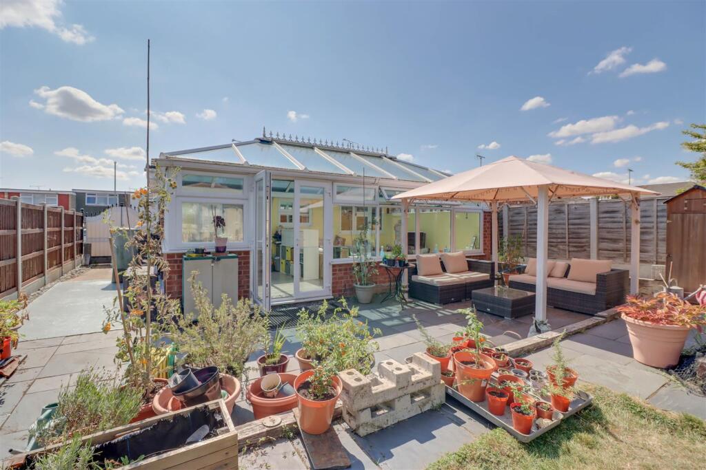 7 RETTENDON GARDENS WICKFORD-16.jpg