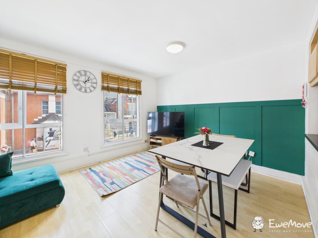 CAM02877G0-PR0093-STILL005