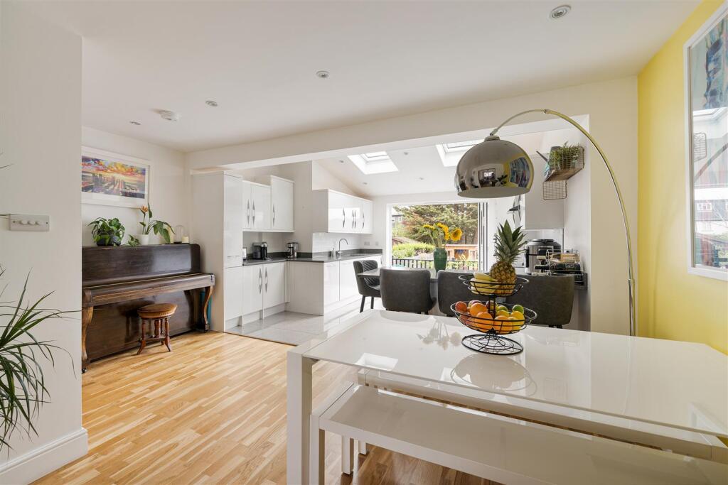 Southern Drive, IG10