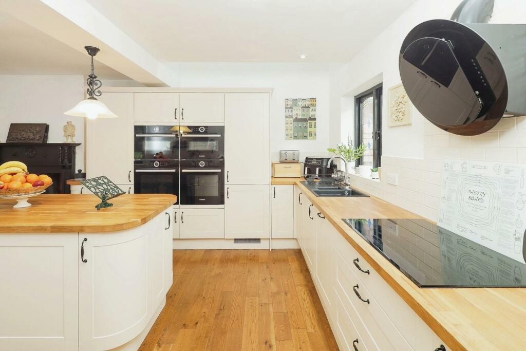 kitchen 2.jpg