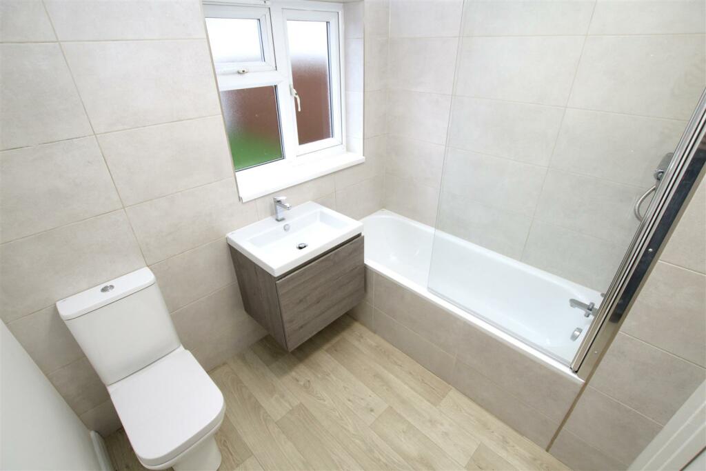 Family bathroom (Lower ground floor)
