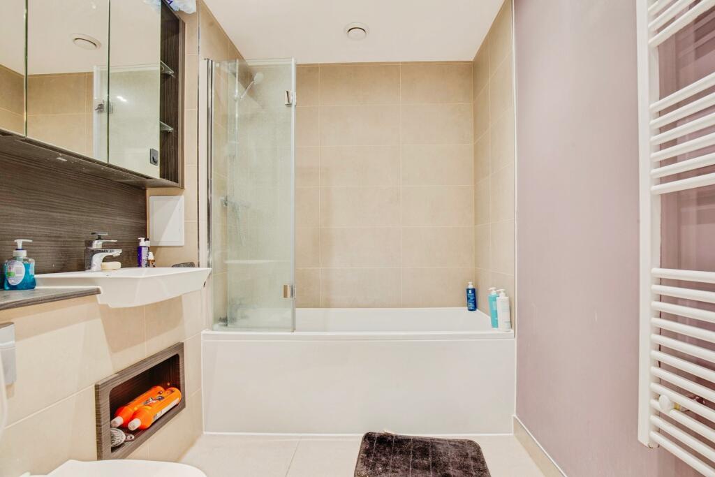 Main bathroom .