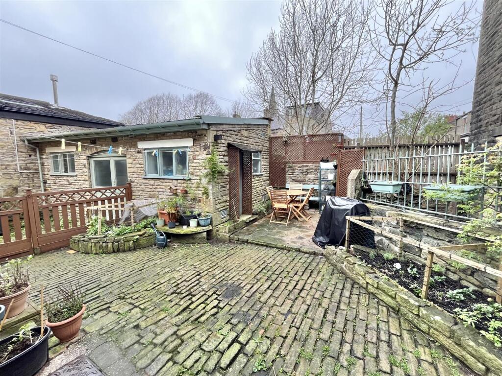 Cobbled Rear Yard, Patio &amp; Garden Store