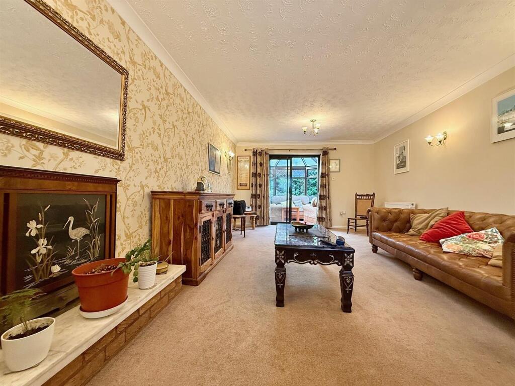 Lounge/Dining Room