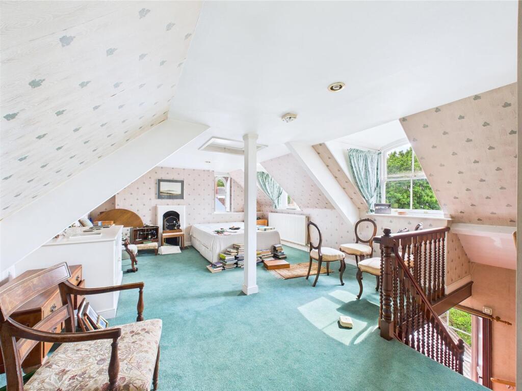 13 - LARGE HOUSE WITH ATTACHED 3- BED ANNEX THORNB