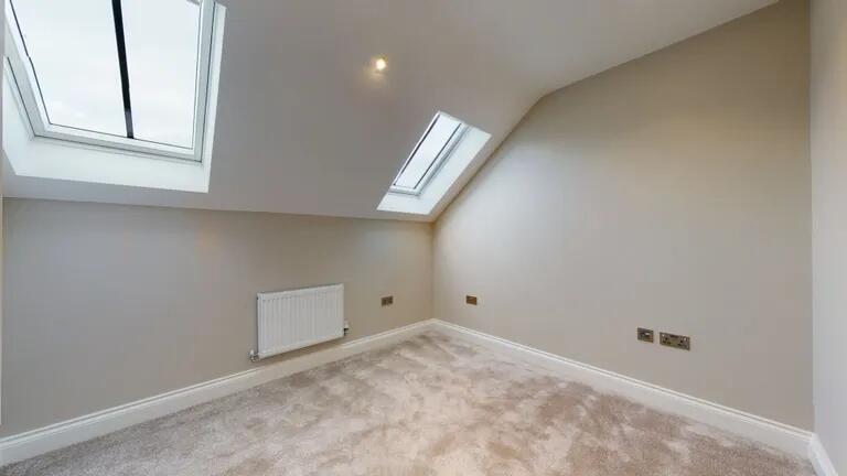 A bright and clean single bedroom with modern s...