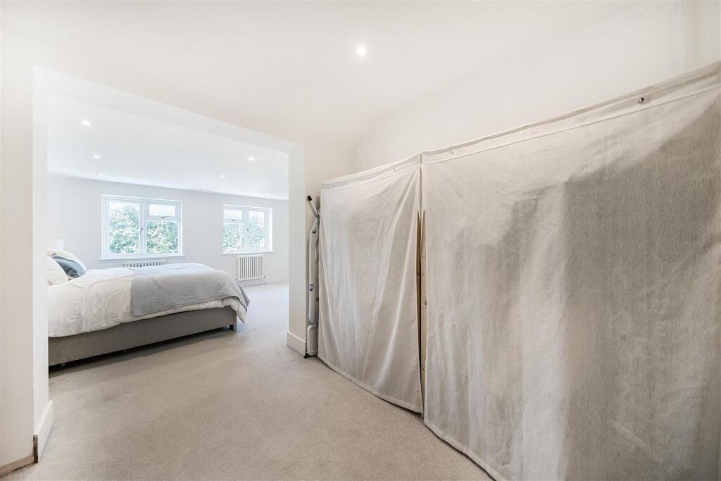 En Suite Dressing Room: