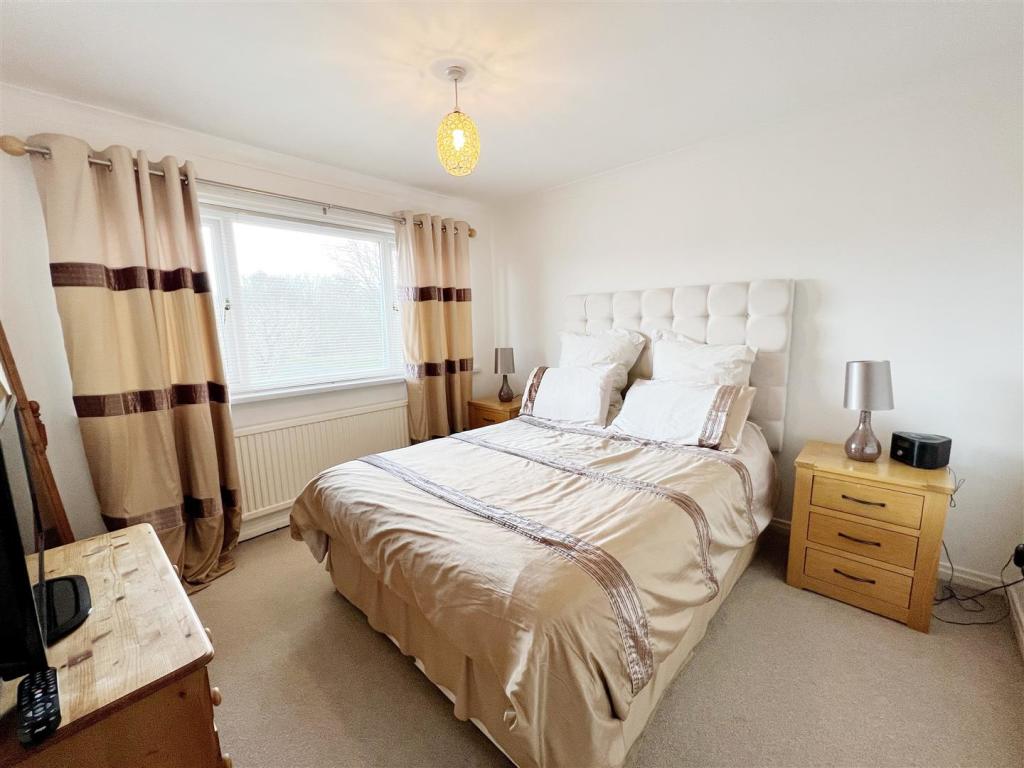 Bedroom 1 pic 1.jpg