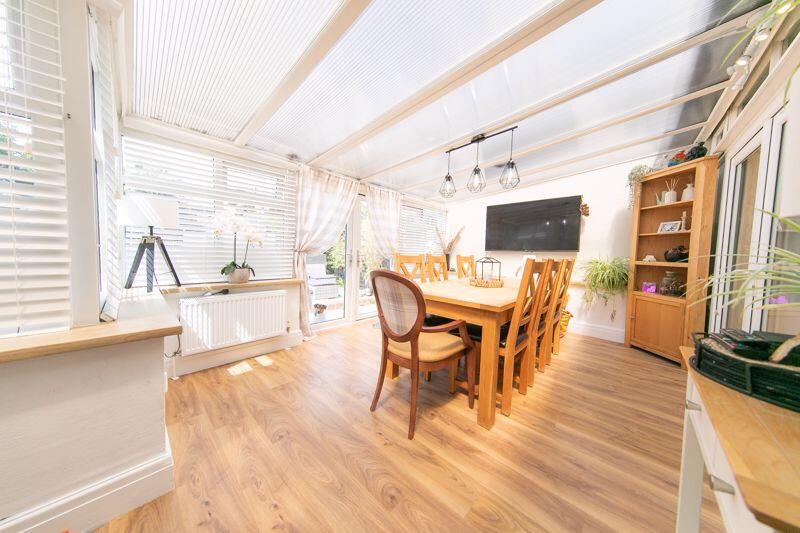 Sun lounge/Dining room