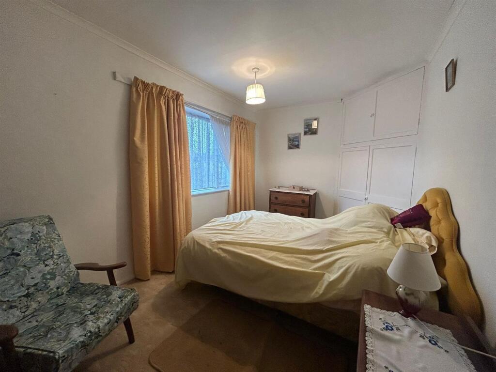 Bedroom 1.jpg