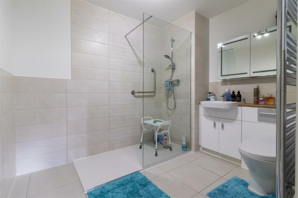 EN-SUITE SHOWER ROOM
