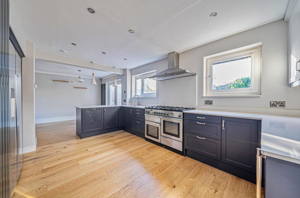 29 Harmans Way, Weedon