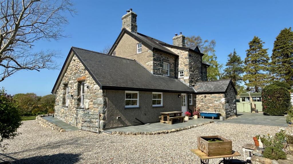 HOUSE REAR