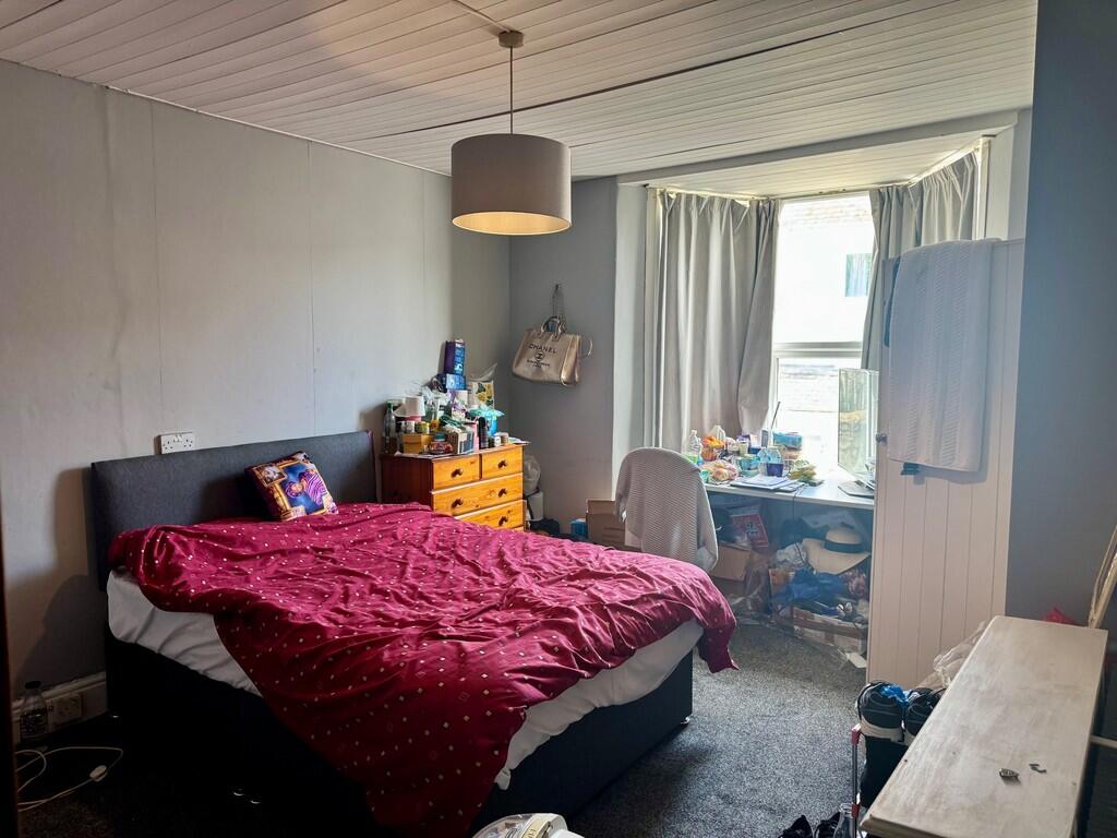 letting room thre...