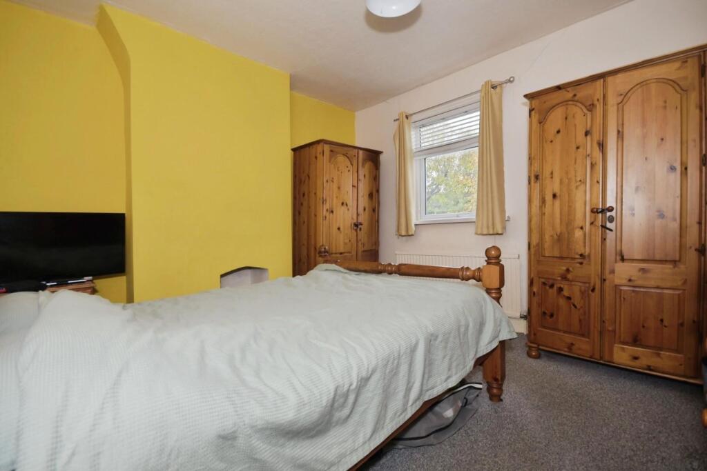 BEDROOM 1 02.jpg