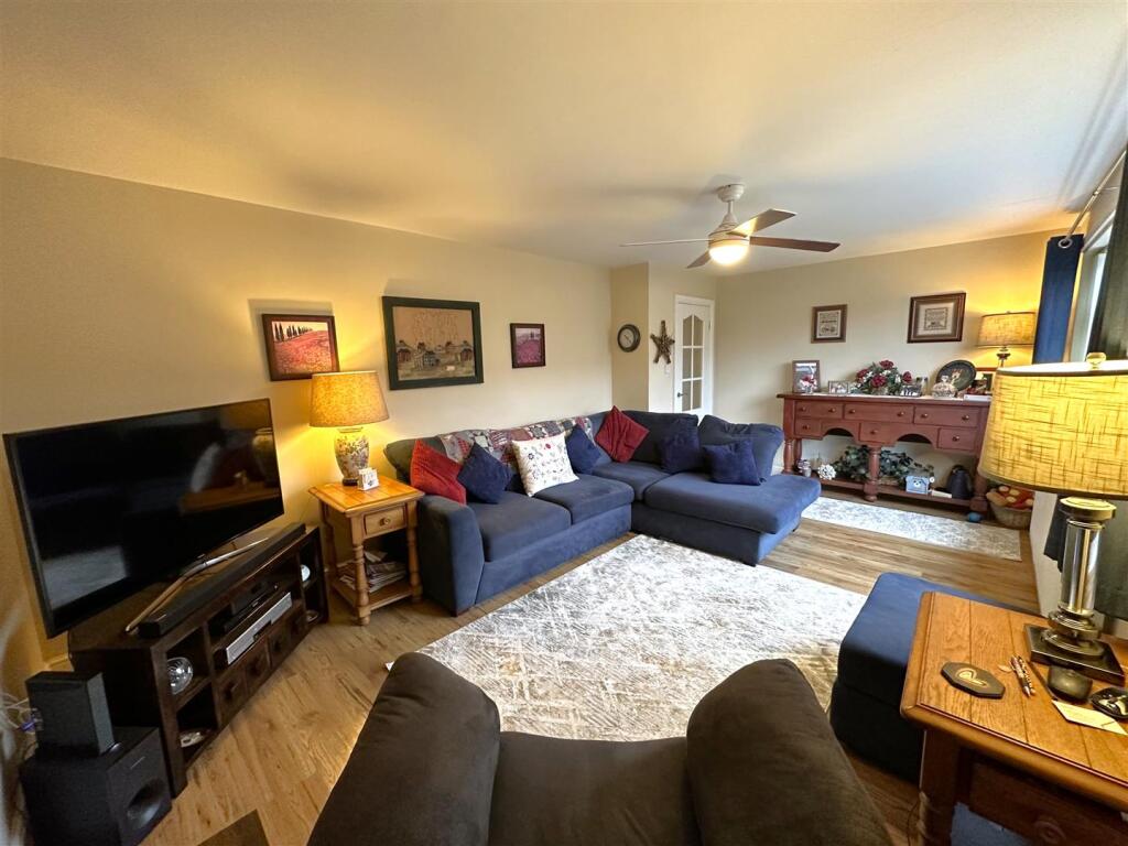 Generous Living Room 733