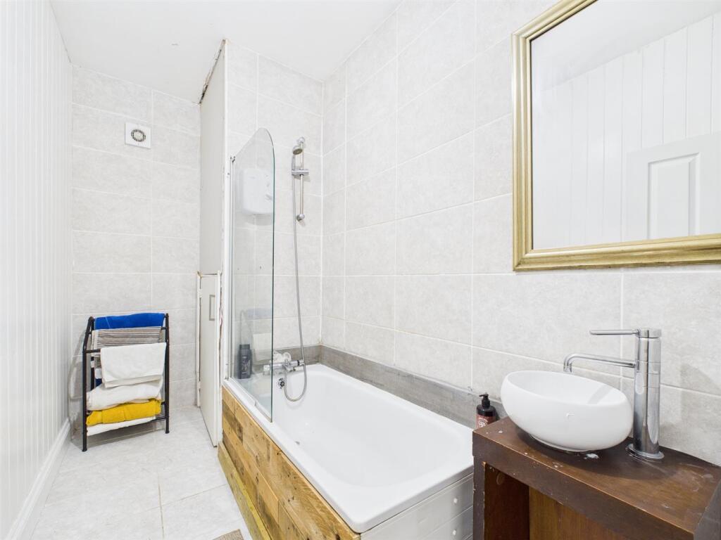 Bathroom (Flat 2)
