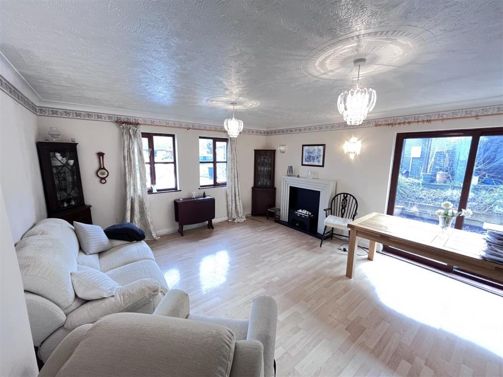 GOOD LIVING ROOM