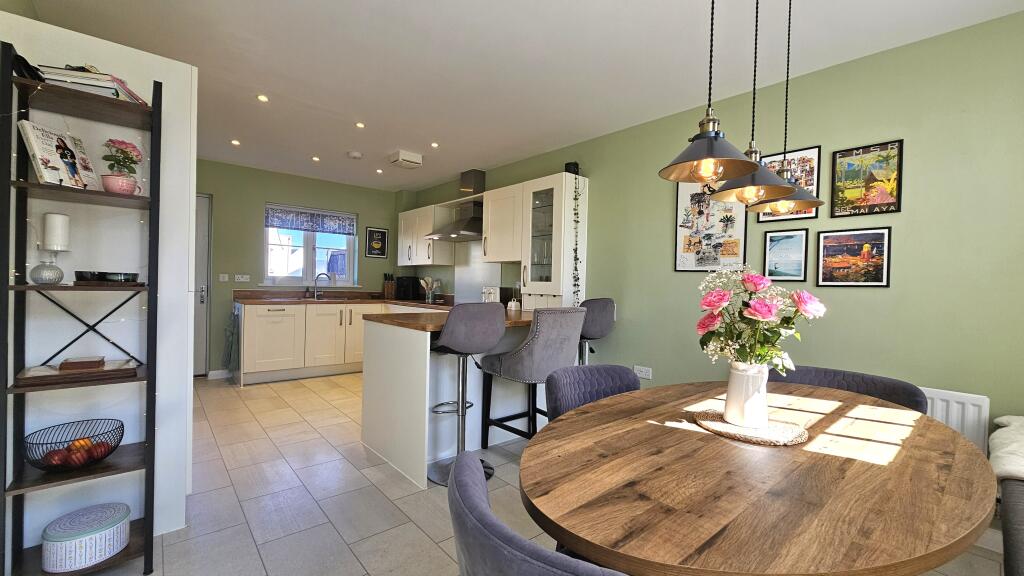 Kitchen / dining room