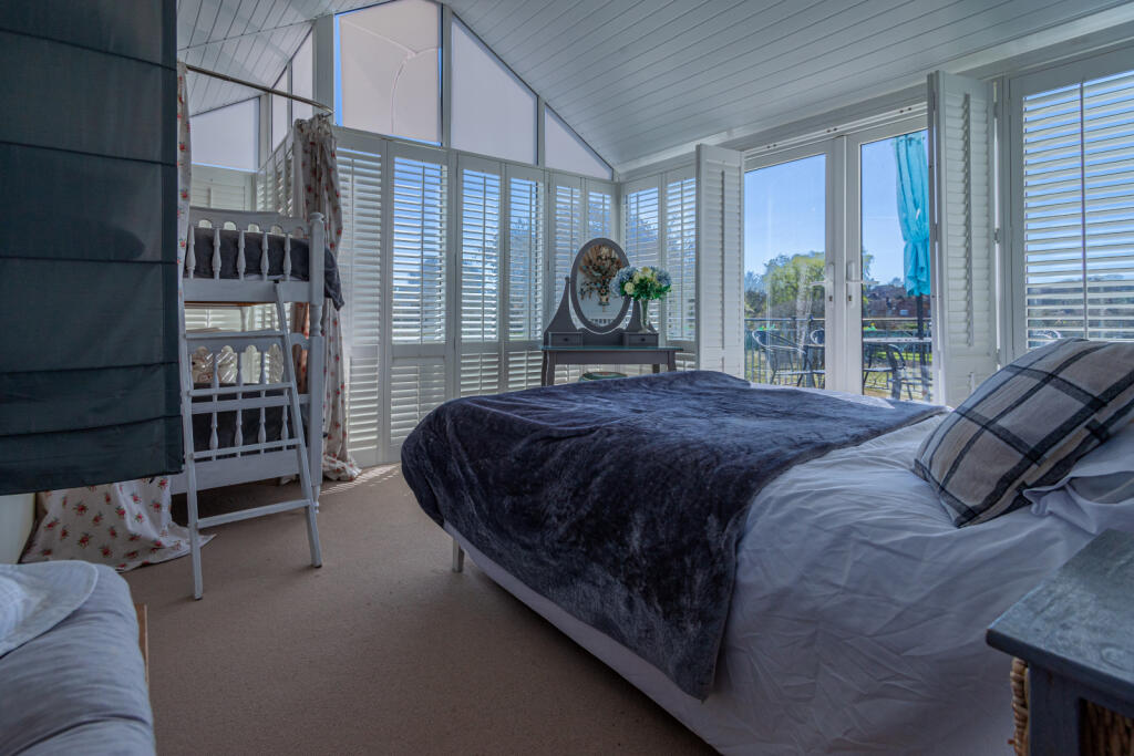 HOLIDAY LET BED 1