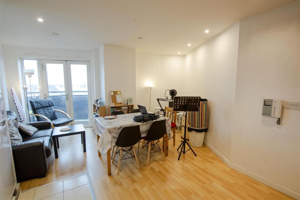 Open Plan Kitchen/ L